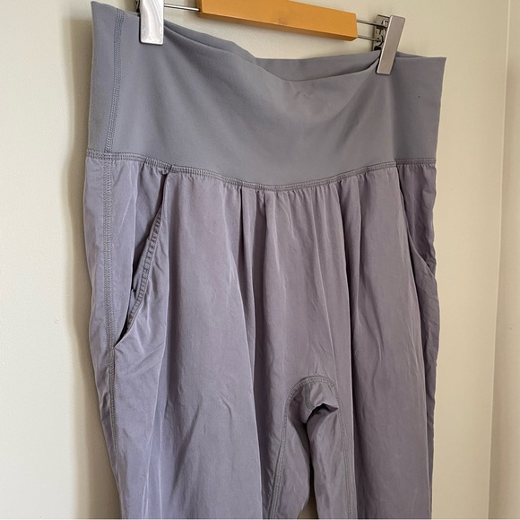 Lululemon Post Power Crop Fossil Grey Size 8 Gorpcore Lagenlook - Picture 8 of 14